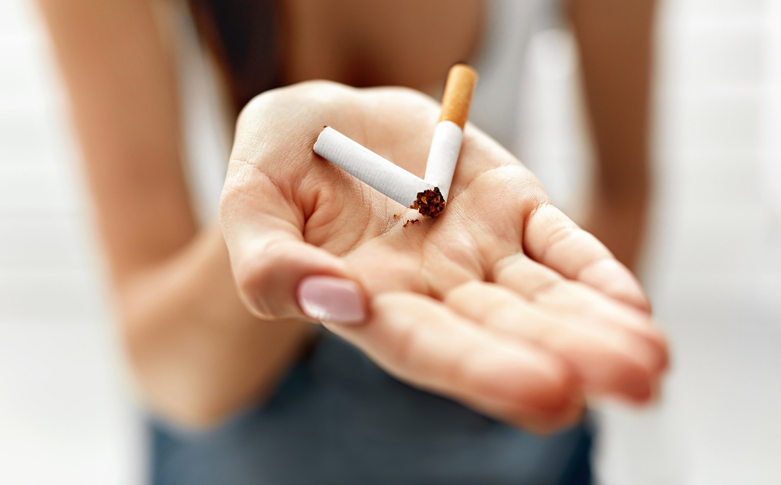 Бросить курить доктор. Девушка бросает сигарету. Отказ от курения. Девушка отказывается от курения. Женщина отказывается от сигареты.