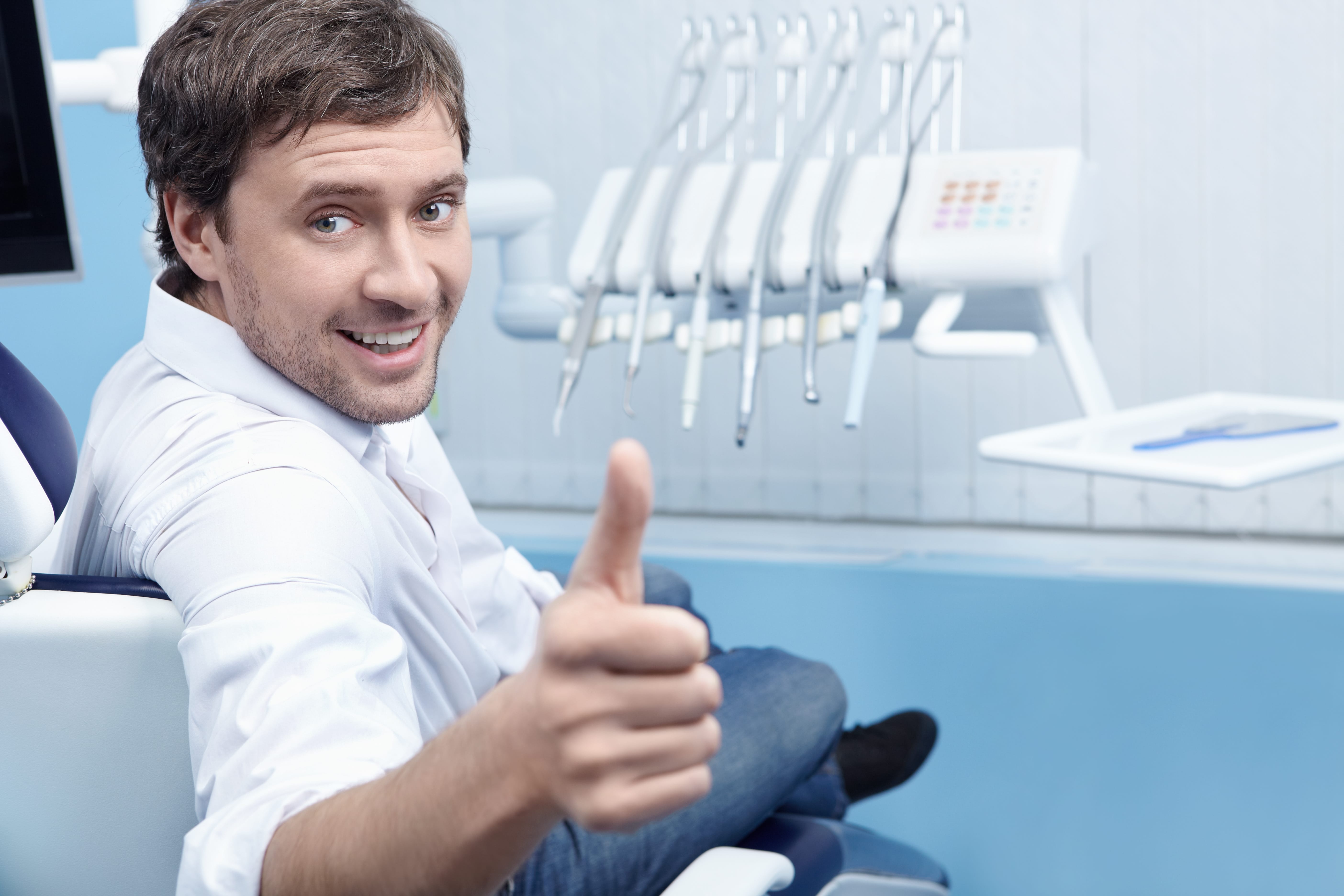 Стоматология гусев. Сайт стоматологии. Красивый стоматолог. Стоматолог мужчина. Мужчина в кресле стоматолога.
