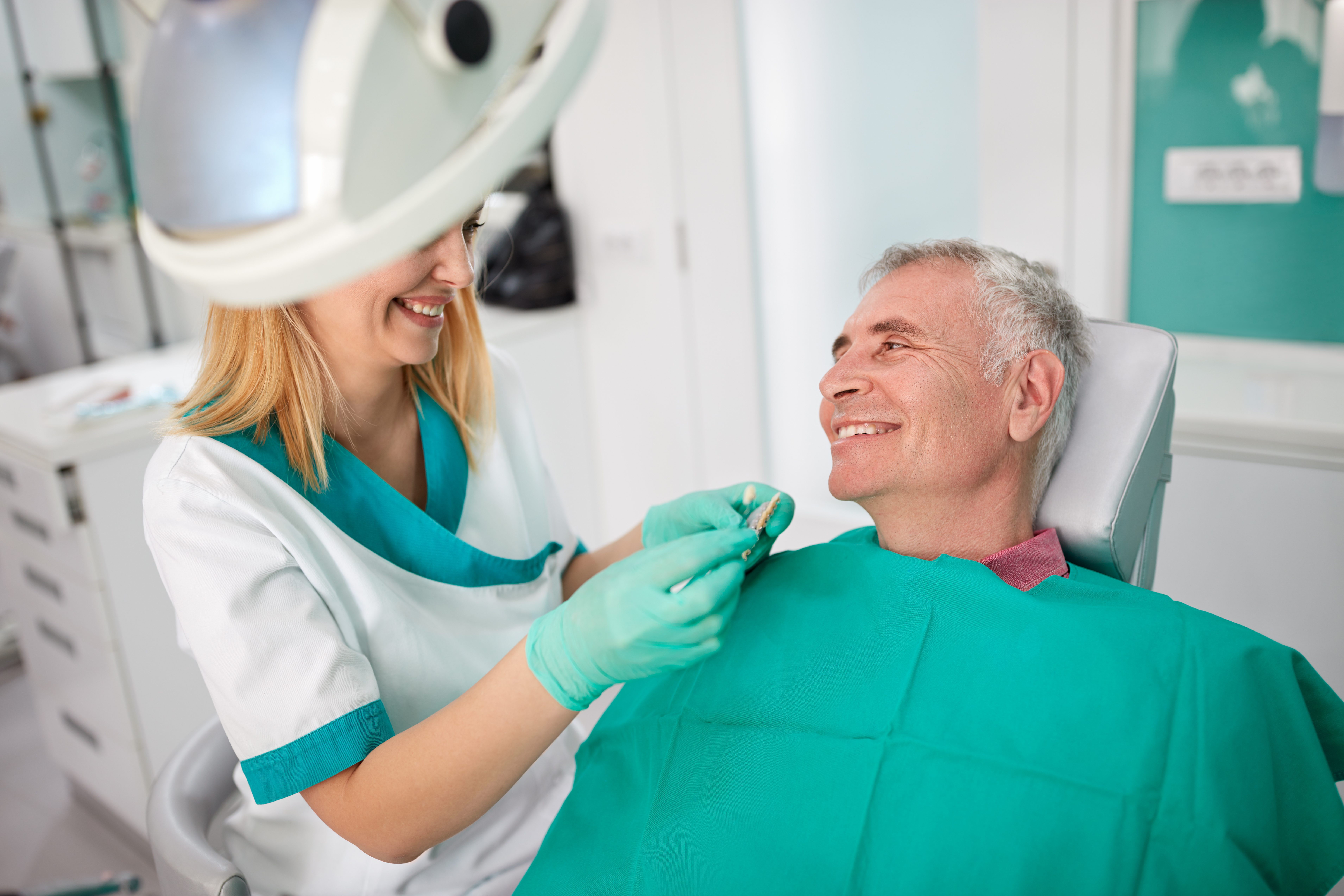 Врач занимающийся протезированием зубов. Человек в стоматологии. Пожилой пациент у стоматолога. Пожилые пациенты в стоматологии.