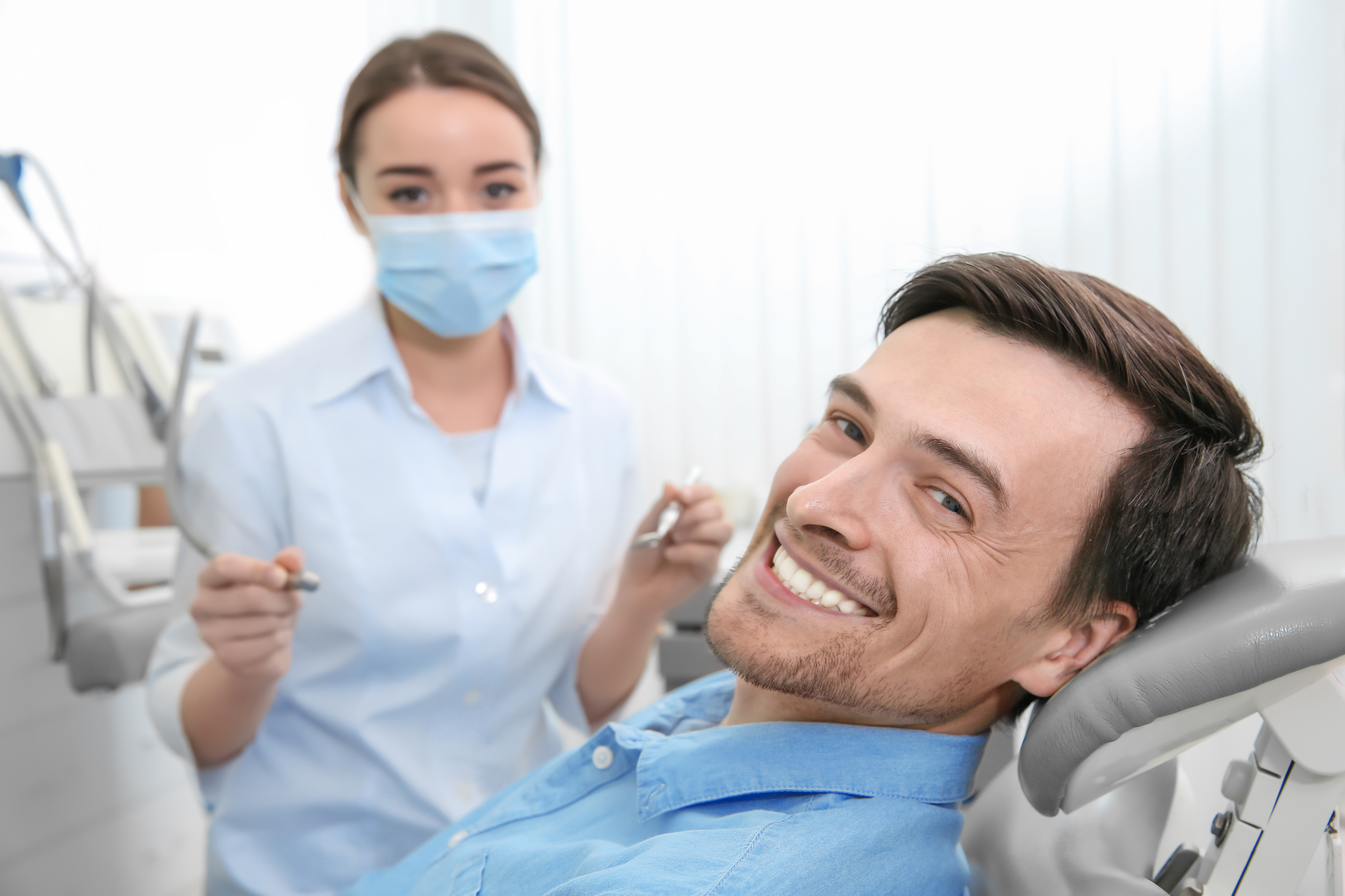 Посещение врача стоматолога. Стоматолог. Стоматолог и пациент. Довольный пациент у стоматолога.